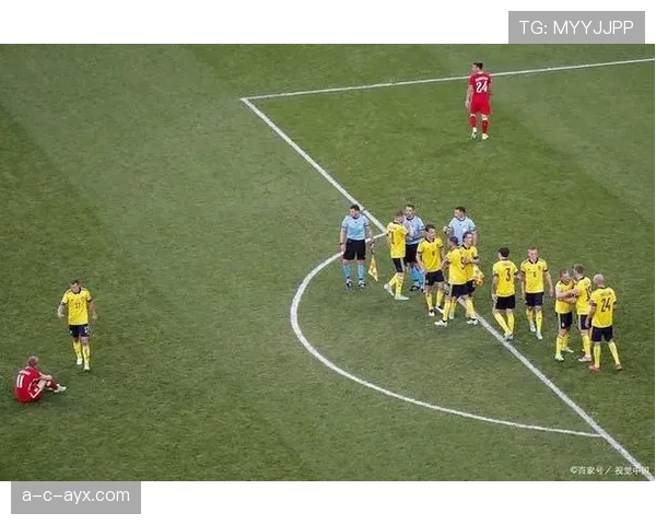 门将手接回传球为何被判间接任意球?