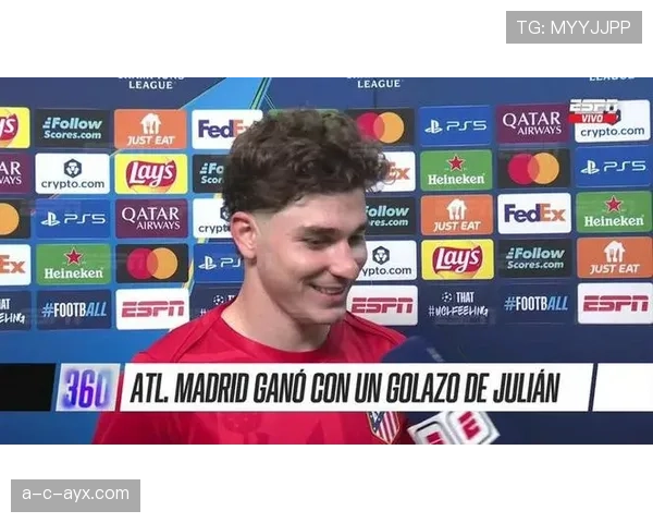 阿尔瓦雷斯训练完直接去接娃,球鞋还没换 阿尔瓦雷斯训练完直接去接娃,球鞋还没换