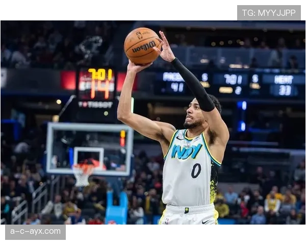 哈利伯顿无球跑动制造错位，提升步行者外线进攻效率