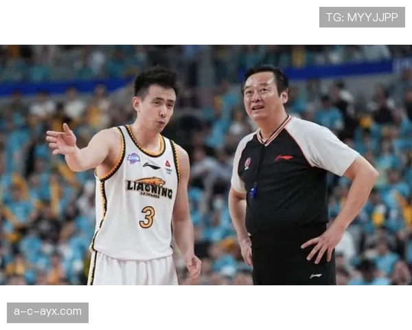 赵继伟下了场脱了护具，下一秒就像邻家大哥，银行卡余额却跟明星一样厚